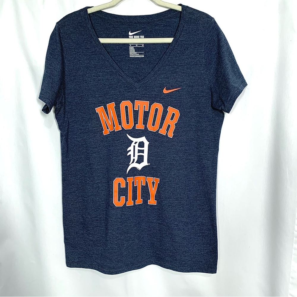 Nike Women's Navy V‑Neck 'Motor City' Tee with Orange Accents XL